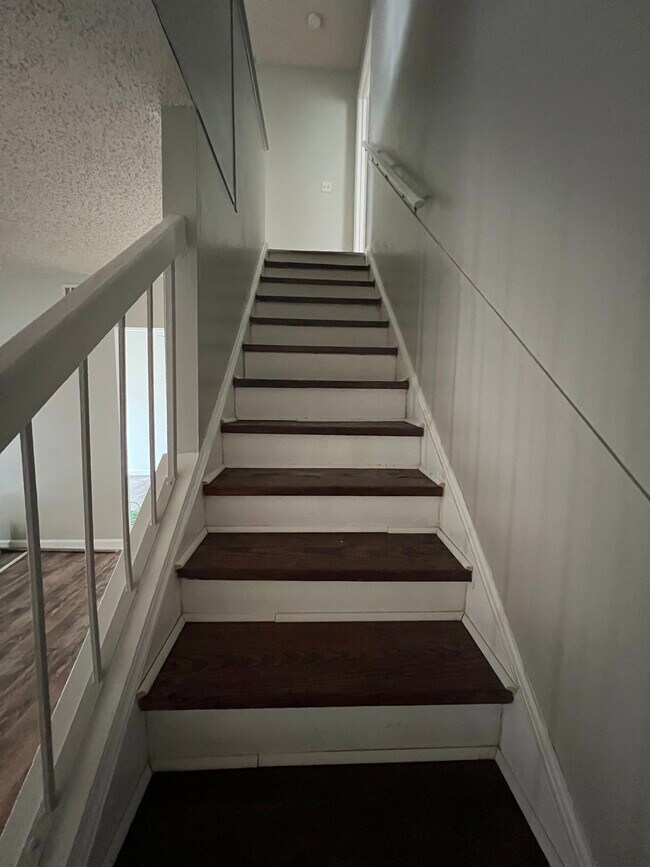 Building Photo - 537 Hickory Hill Dr