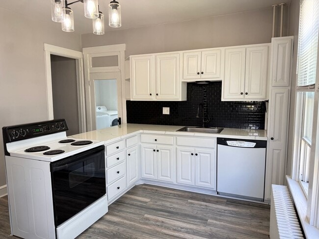 Building Photo - Modern 2 bedroom End-of-Row Townhome in Rothsville - w/ Garage & In Unit Laundry!