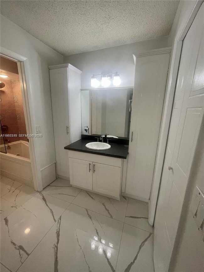 Building Photo - 403 Lakeview Dr