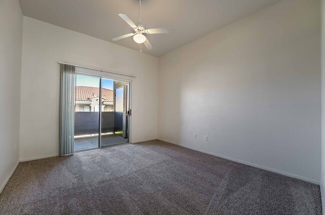 Building Photo - 3 Bedroom Open Layout Condo in Gated Commu...