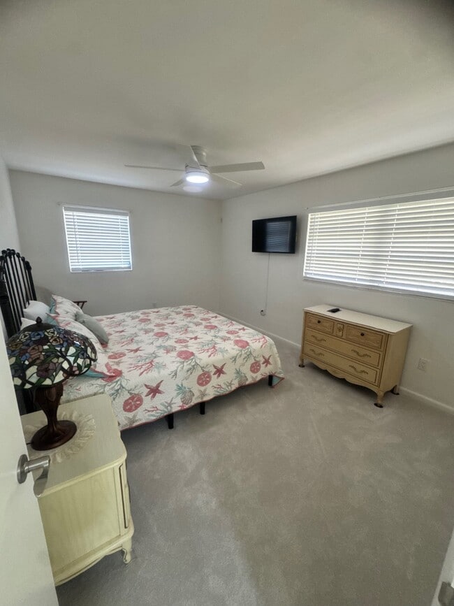 Building Photo - 19 Windy Point Rd