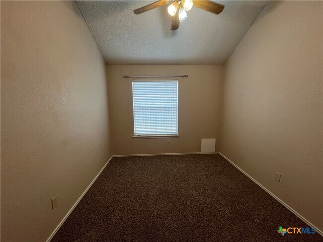 Building Photo - 2523 Creek Dr