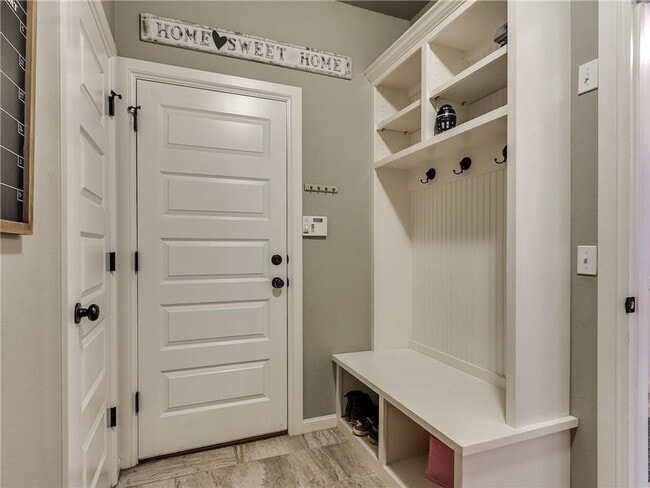 Building Photo - Beautiful 3 bedroom 2 bathroom home in Mon...