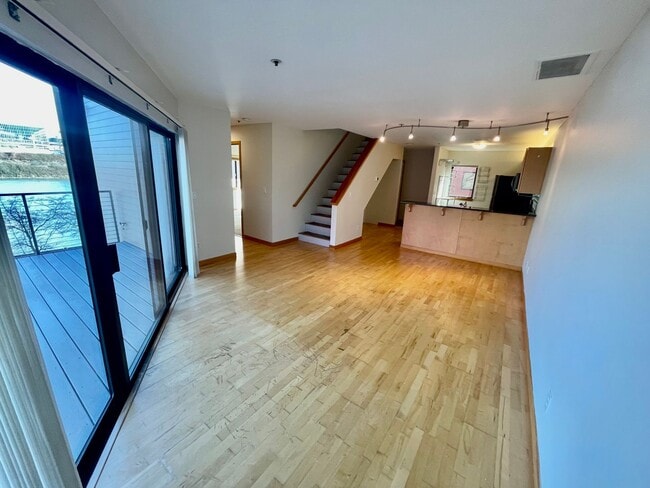 Building Photo - Top-Floor Riverfront Living with Broadway Bridge Views | 2 Bed + 2 Bath + Parking