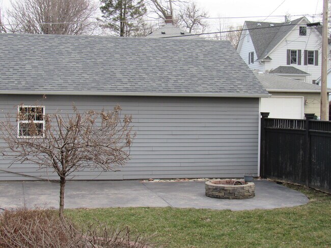 Building Photo - 2322 E 11th St