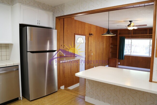 Building Photo - Unique 3 Bed 2 Bath + 2 bonus rooms 1,639 ...