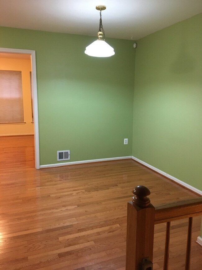 Building Photo - SPACIOUS TOWNHOUSE IN GERMANTOWN