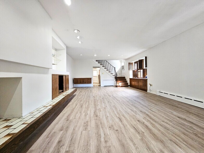 Building Photo - 571 Charles Ave