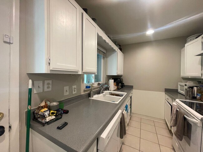 Building Photo - $0 DEPOSIT OPTION. CHARMING 3-BEDROOM HOME...