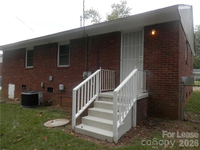 Building Photo - 2827 Burbank Dr