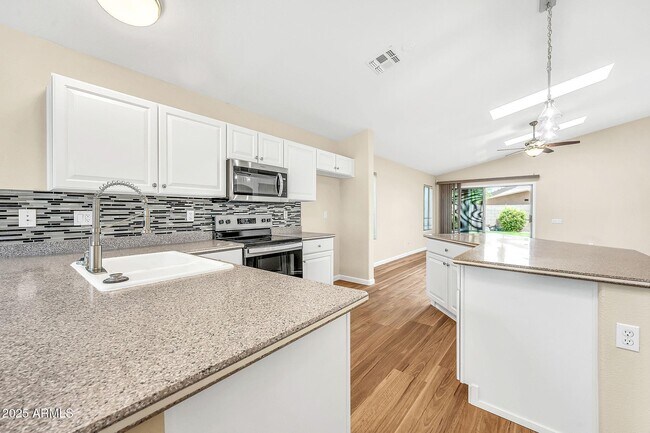 Building Photo - 3124 E Roveen Ave