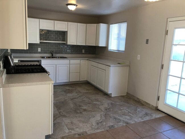 Building Photo - Adorable Home in Laverne Terrace!