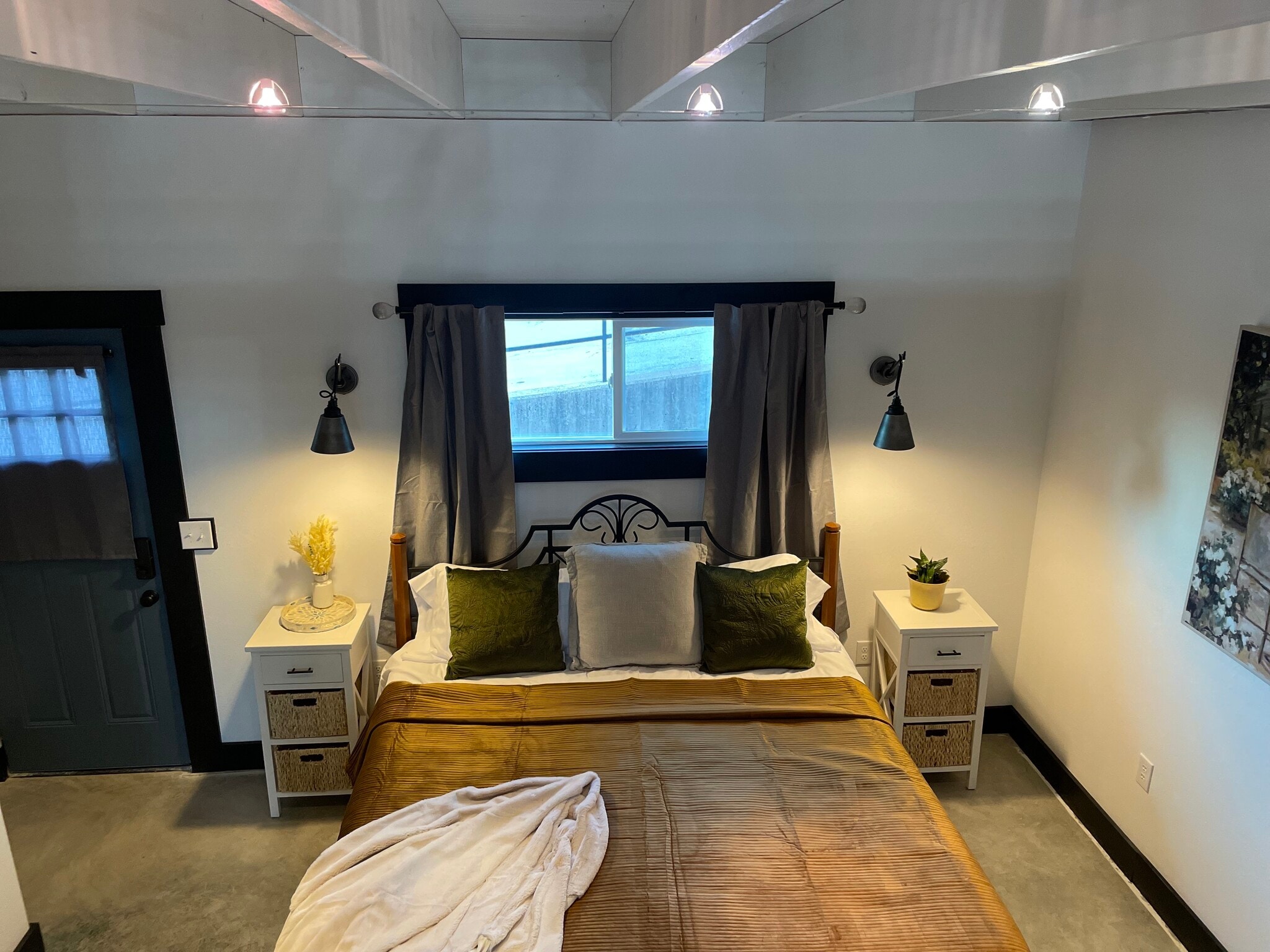 BEDROOM 1-KING - 475 S Hickory St