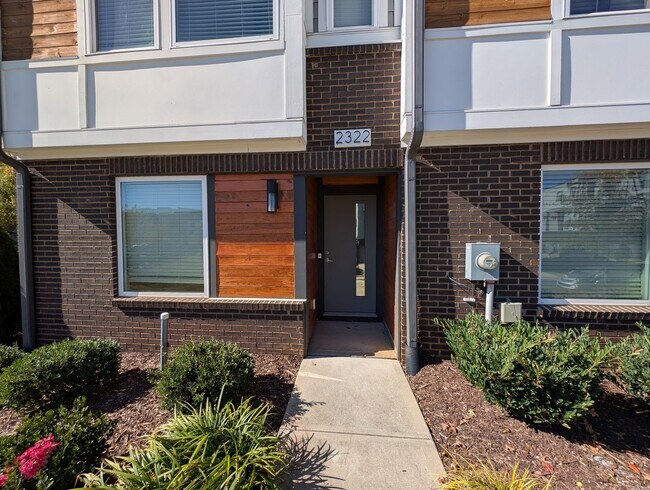 Building Photo - End-unit townhome in Bryant Park Terrace! 2-beds, 2-full baths, and 2-half baths.