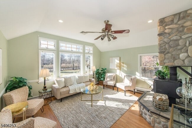 Building Photo - 414 Mineral Springs Dr