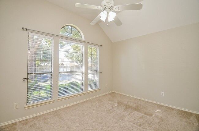 Building Photo - 26006 Palmdale Estate Dr