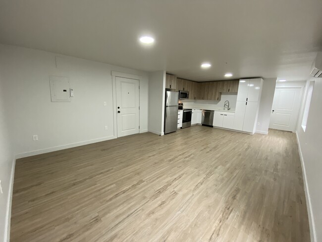 Building Photo - Completely Renovated Apartment!