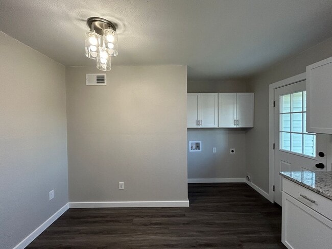 Building Photo - Minutes from Downtown Rogers – 2 Bed Apartment for Rent