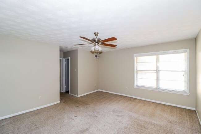 Building Photo - 3256 Bluemont Dr