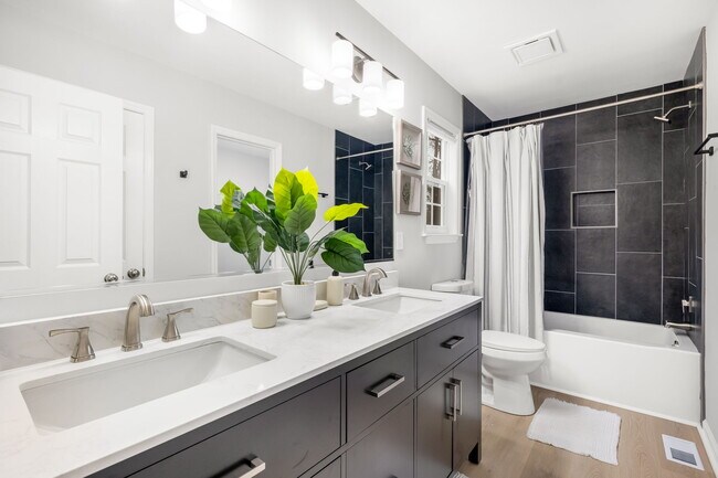 Building Photo - 420 Alpha St