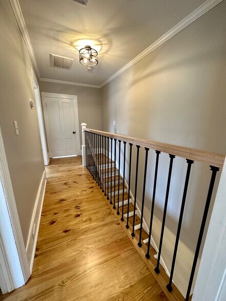 Building Photo - 983 Maple St