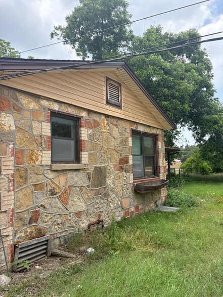 Building Photo - 1527 Gashouse Rd