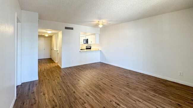 Building Photo - Las Vegas 2-Bed, 2-Bath Condo in Secure Ga...
