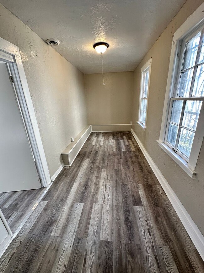 Building Photo - Spacious Single Family Home Ready for Rent in Great Neighborhood