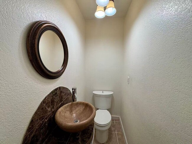 Building Photo - Beautiful one-story single-family home