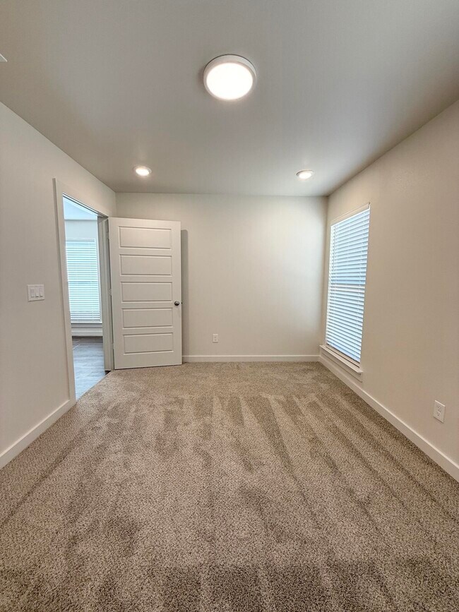 Building Photo - 1615 N Clinton Ave