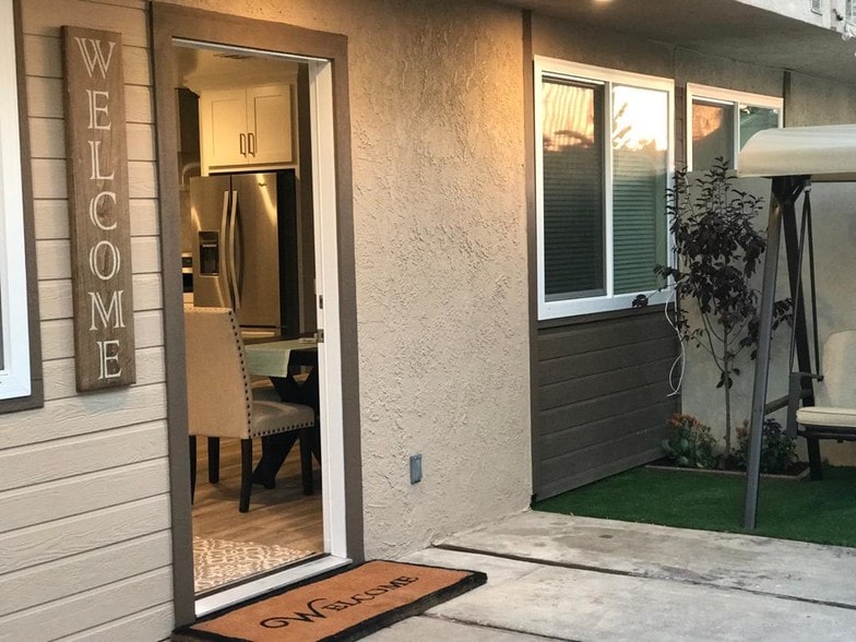 Building Photo - 828 S Falcon St