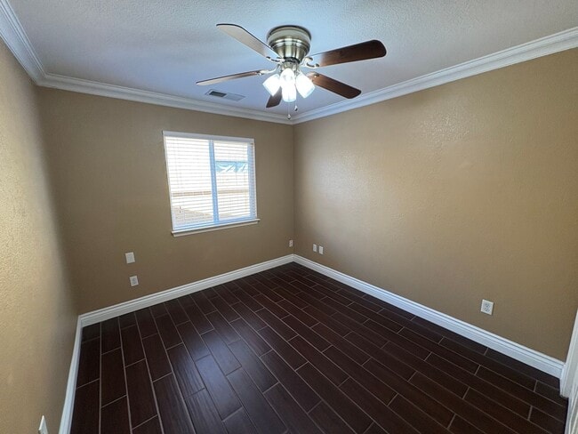 Building Photo - 744 W Buena Vista Ave
