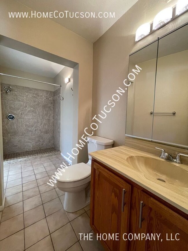 Building Photo - 525 W Orango Pl