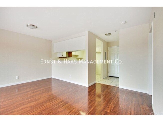 Building Photo - Beautiful Third Floor Condo with City Views!