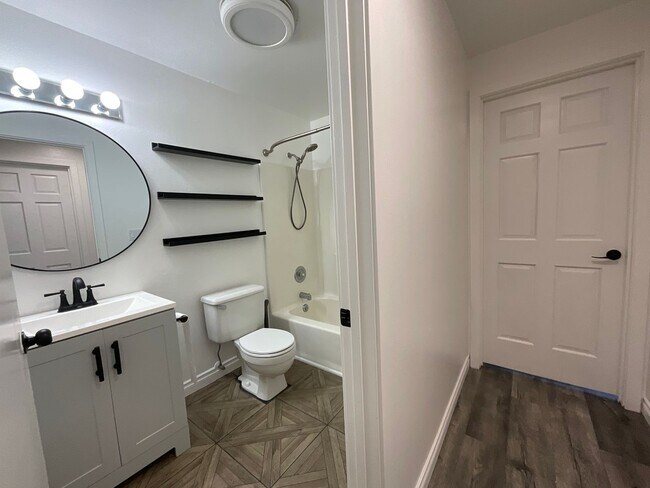 Building Photo - Beautiful 3 Bedroom 2 Bath Home at Lawrence Lake!