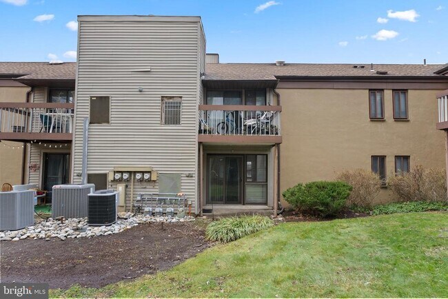 Building Photo - 211 James Ct