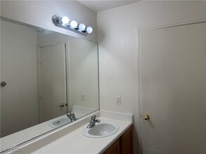 Building Photo - 9558 Grapeland Ave