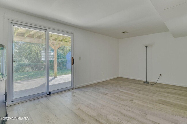 Building Photo - 204 Mill Creek Dr