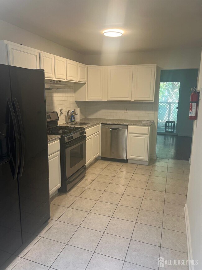 Building Photo - 18 Lake Ave