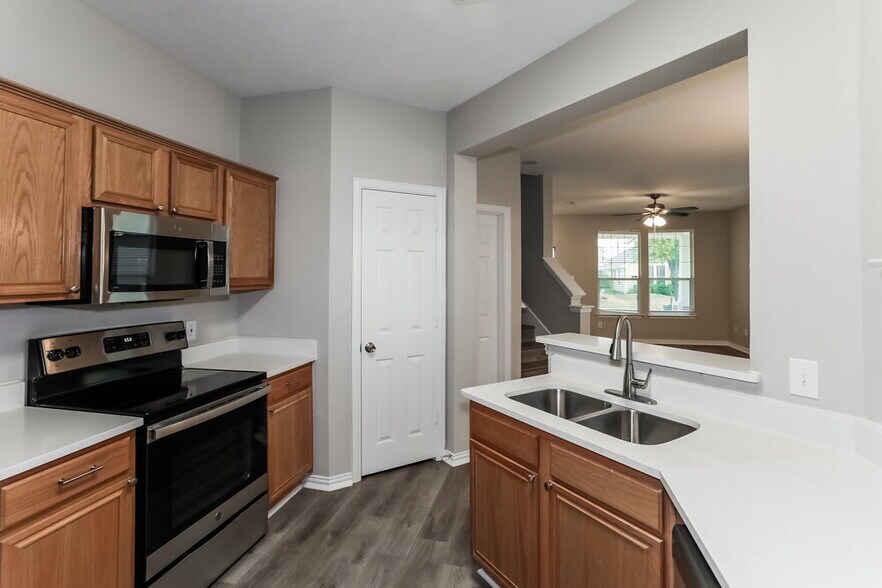 Building Photo - 10200 Cedar Lake Dr
