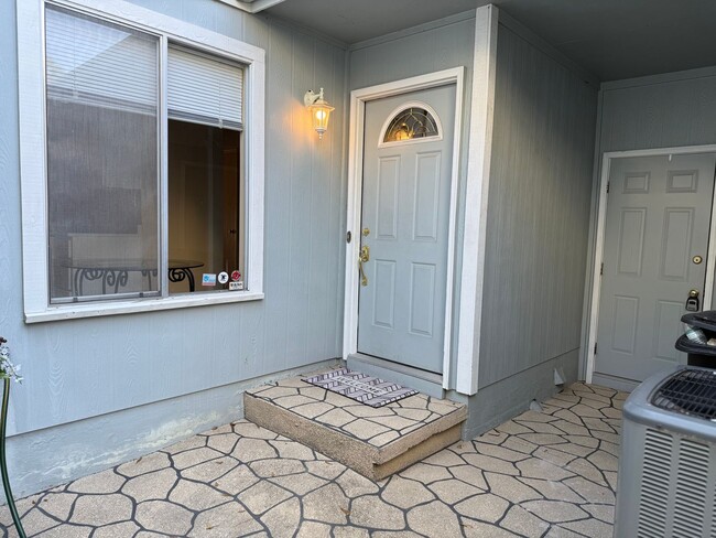 Building Photo - Townhome Off The Parkway With 2 Car Garage