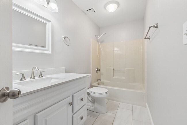 Building Photo - Gorgeous Home Ready for Move In