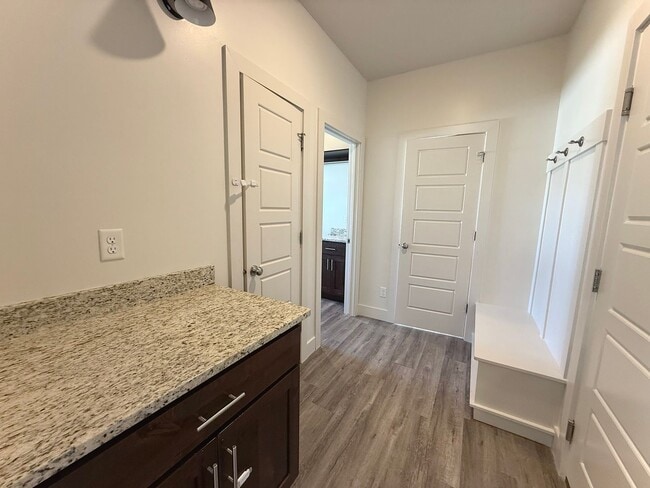 Building Photo - 4 bedroom 2.5 bath Plain City House