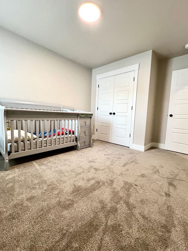 Building Photo - Peregrine Townhomes