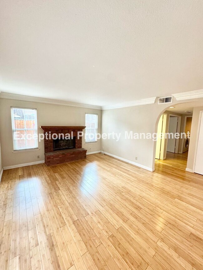 Building Photo - Move in ready 4 bed 3 bath home with 1 bed...