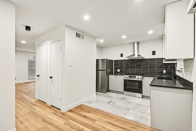 Building Photo - 2101 Mistletoe Ave