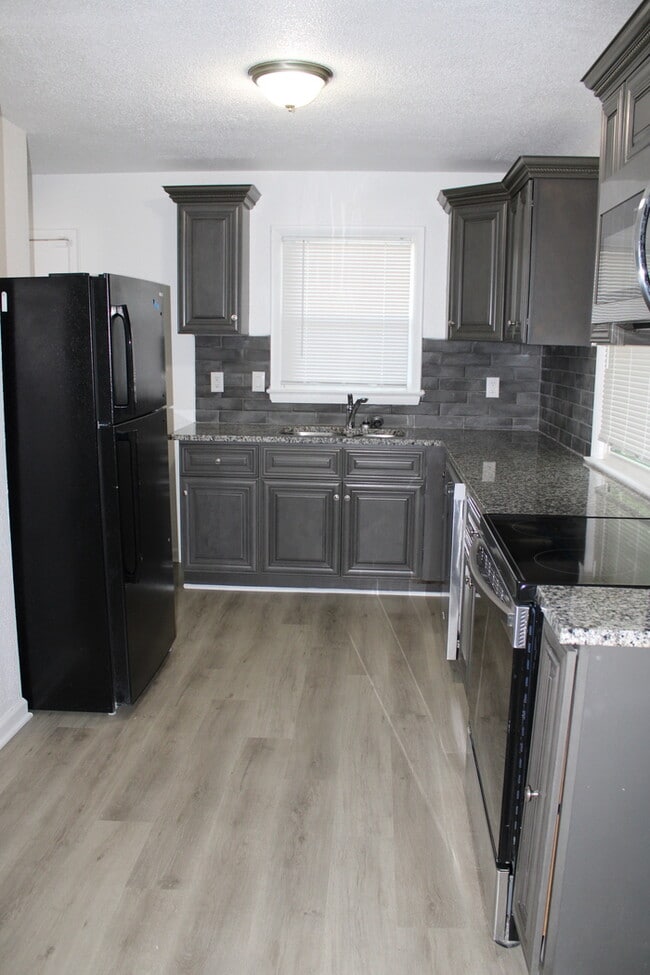 Building Photo - Beautiful 4 bedrooms and 1 bath home located on Freeman Ave in Kansas City, KS