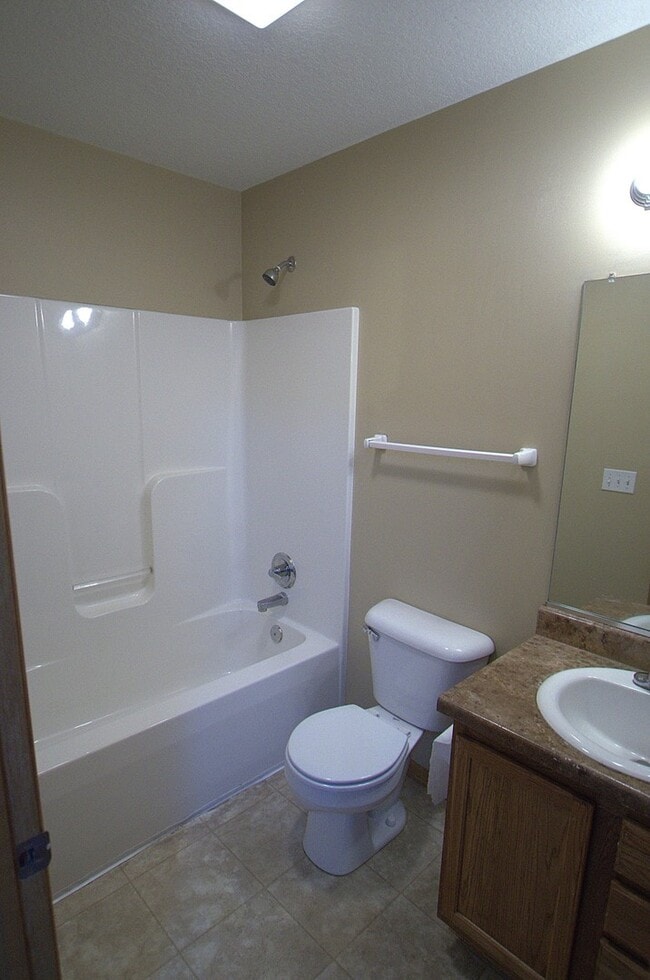Building Photo - Lovely Altoona Split-Foyer