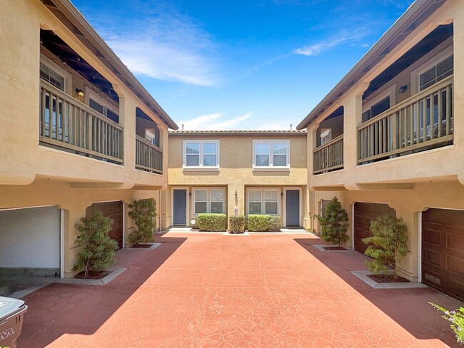 Building Photo - Stylish 2B/2BA Townhome in Torrey Highland...