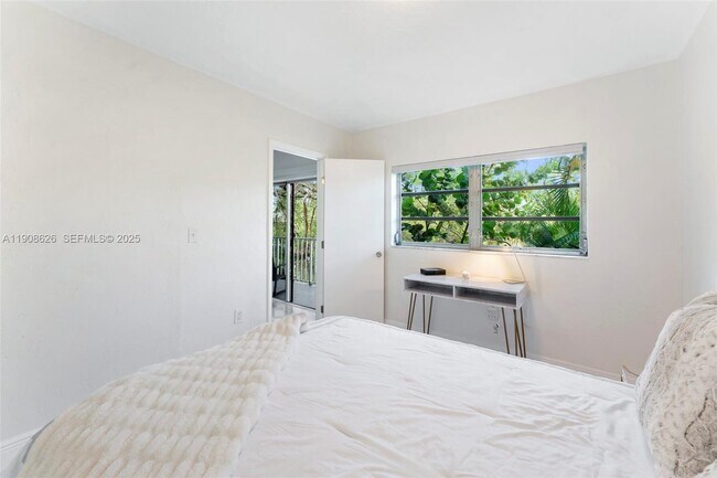 Building Photo - 1860 Venice Park Dr